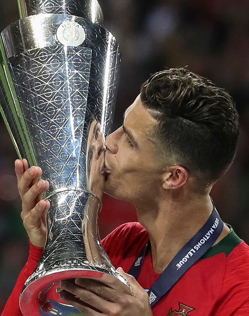 包含欧洲冠军联赛强强对话，巨星争霸一触即发的词条