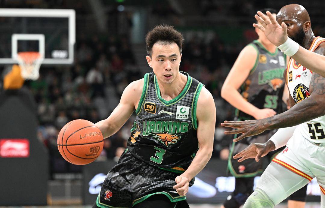 辽宁男篮客场取胜，展现出色表现