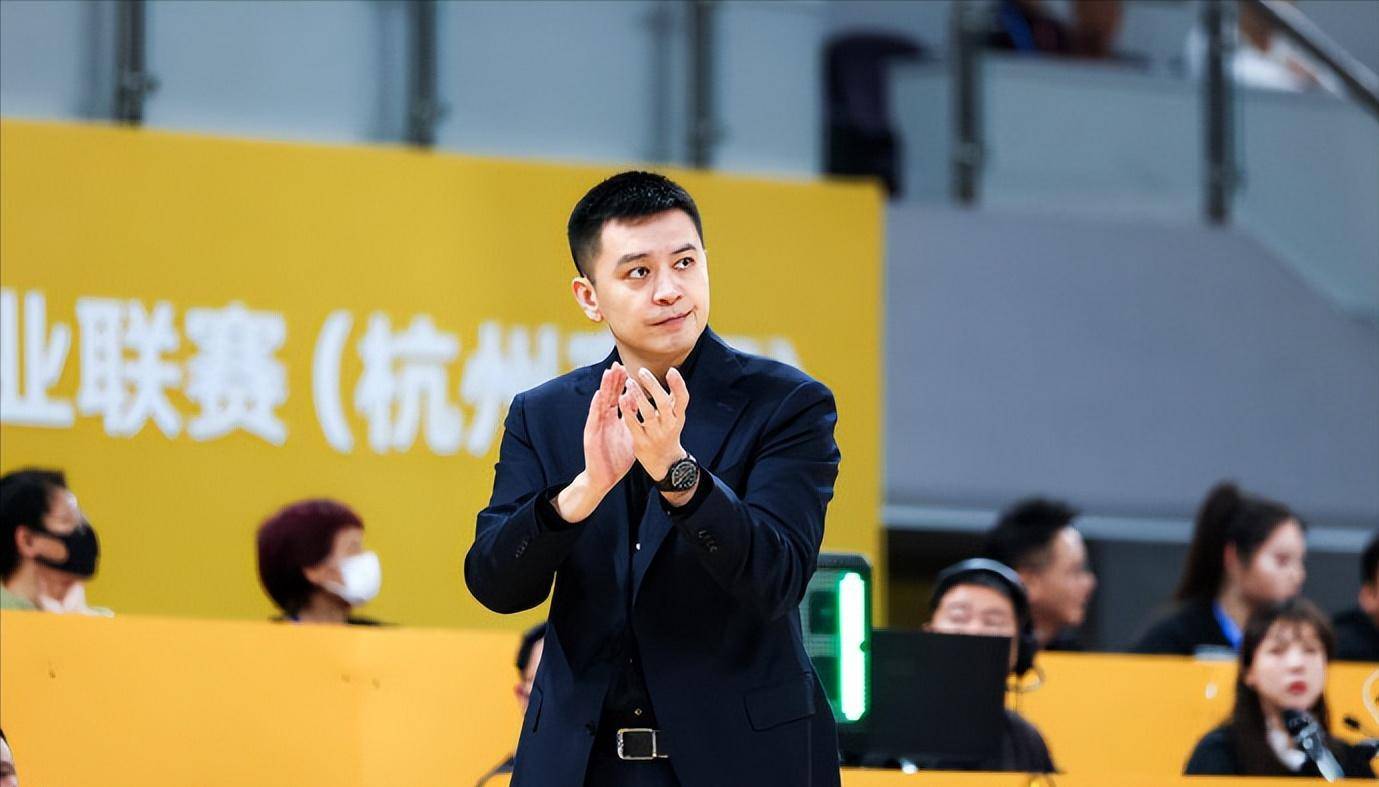 关于足球联赛球队临近换帅，新教练带来新气象的信息