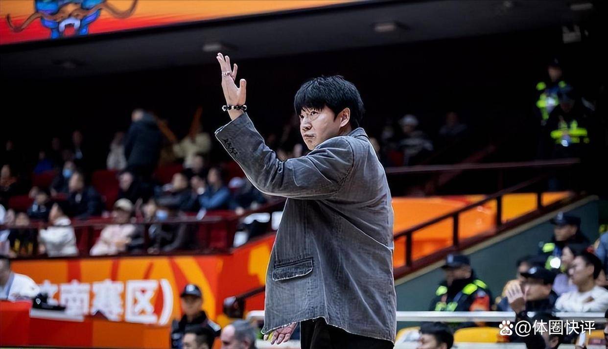 关于足球联赛球队临近换帅，新教练带来新气象的信息