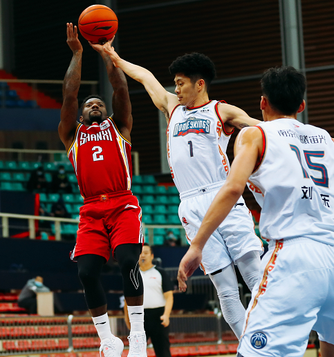 关于尤尔根球队击败对手，结束连败劣势的信息