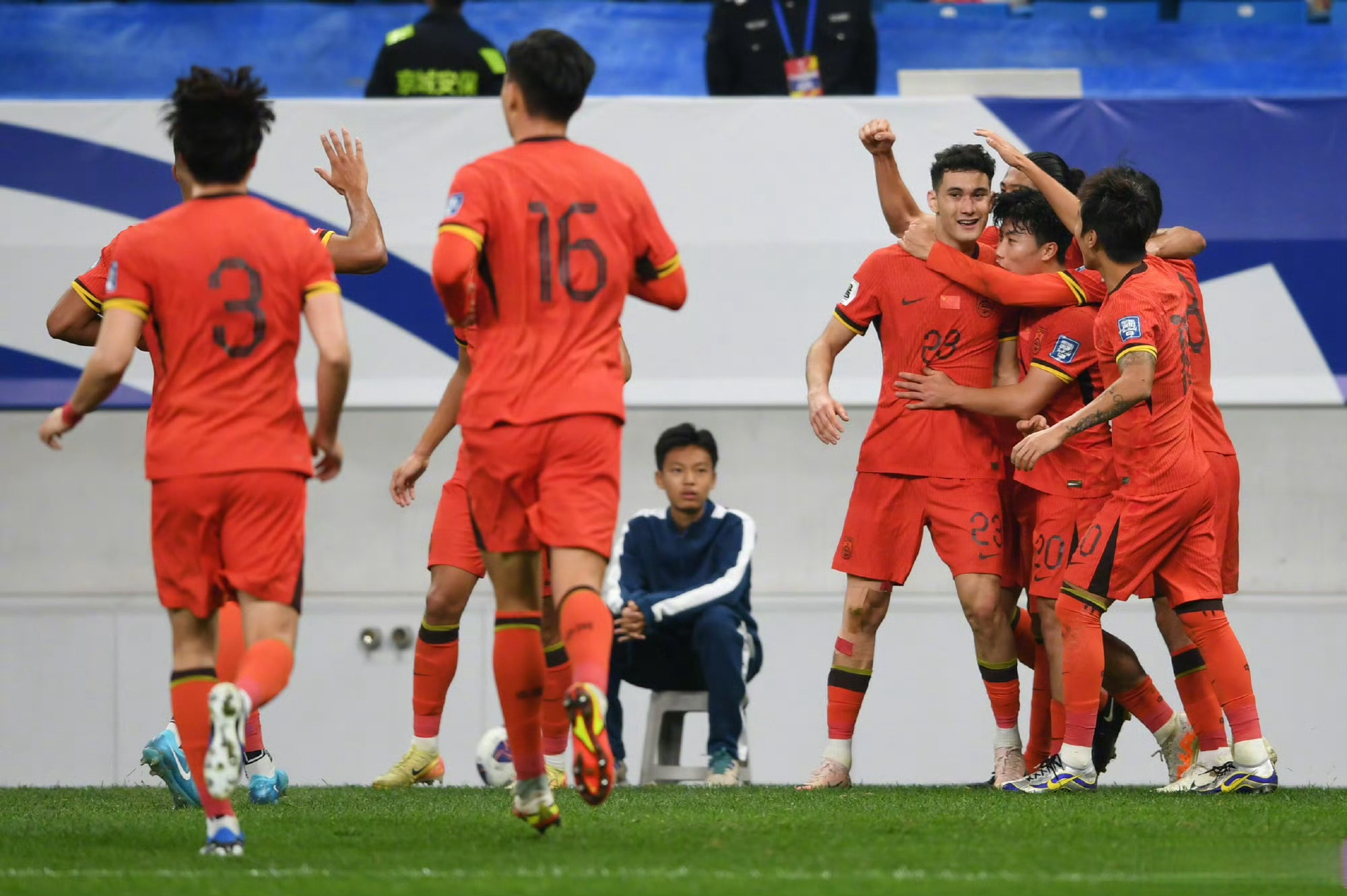 包含世界级足球比赛准备进行，中国代表队决战在即的词条