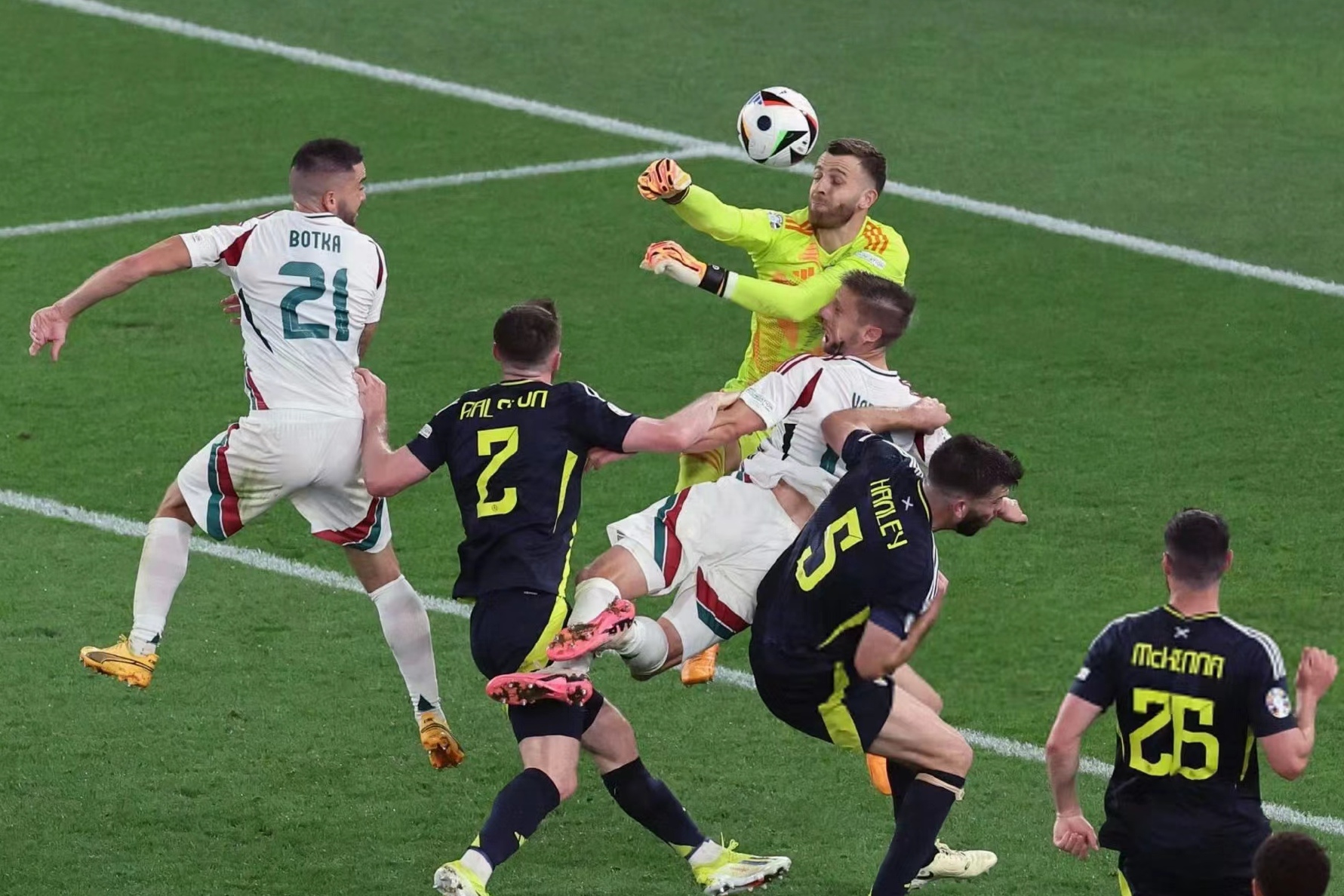 关于国际足球冠军联赛展开激烈对抗，赛场上令人热血沸腾的信息