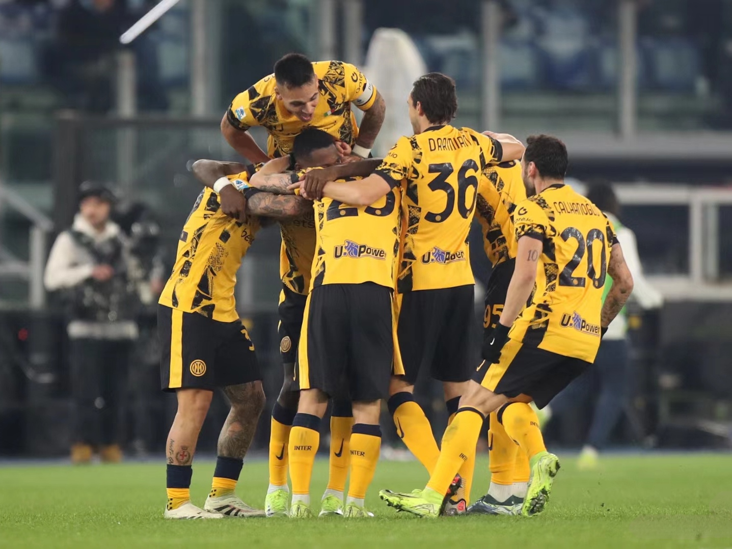 关于国际足球冠军联赛展开激烈对抗，赛场上令人热血沸腾的信息