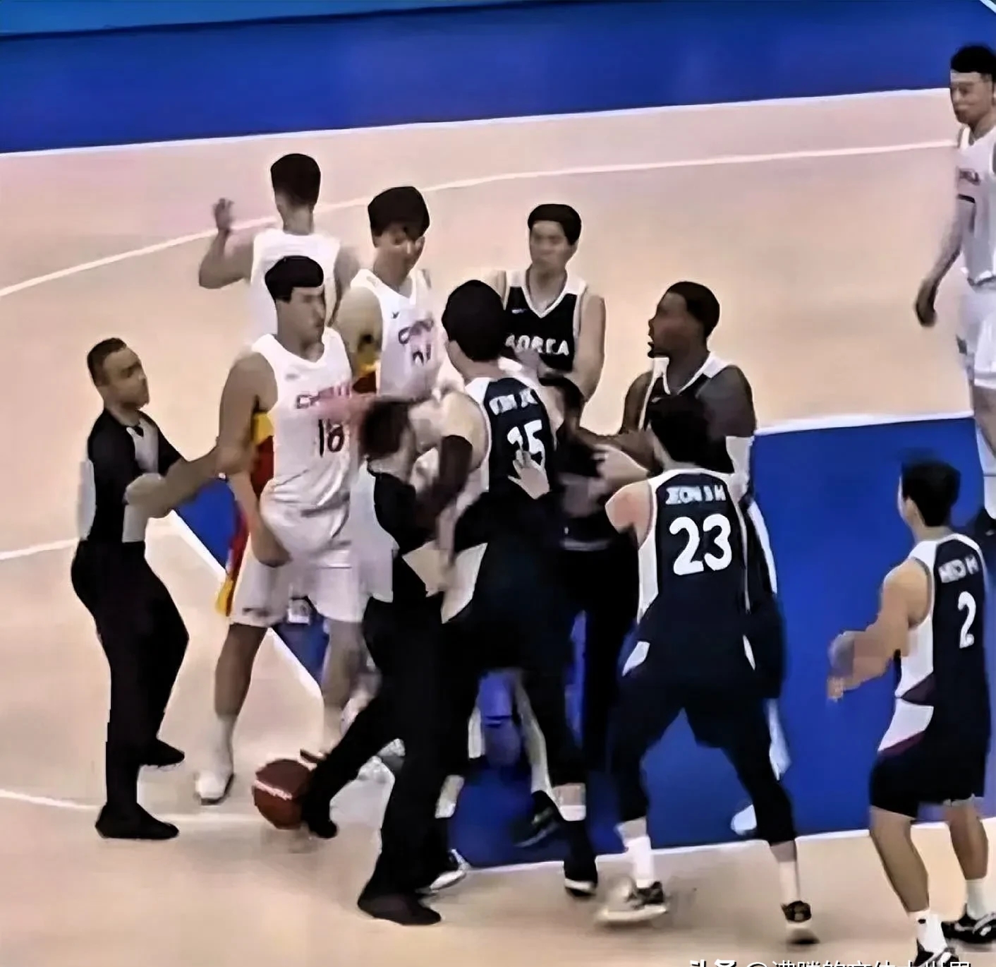 篮球赛事中队员之间发生争执，团队内部不和谐(篮球赛事中队员之间发生争执,团队内部不和谐怎么办)