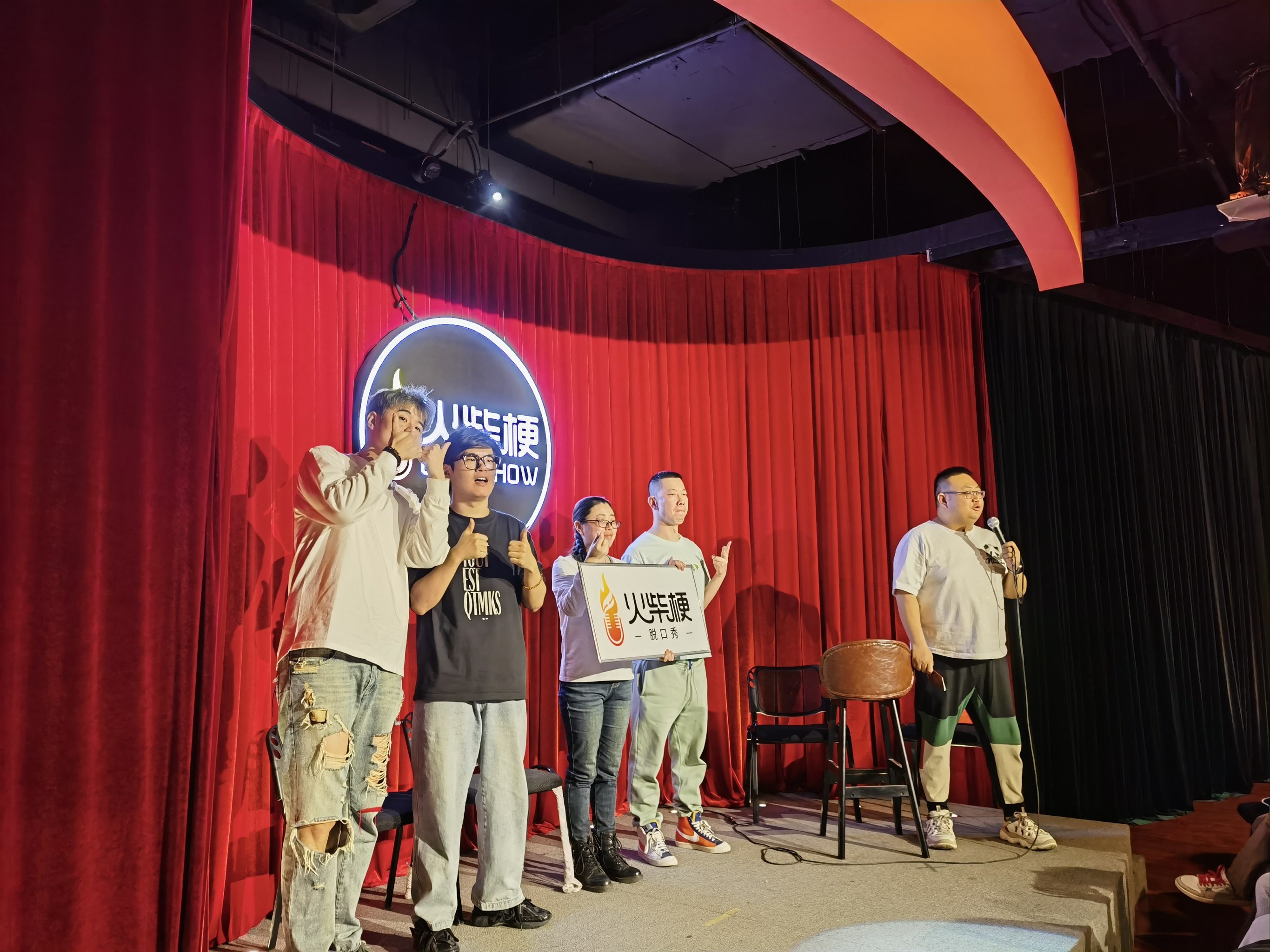 魔术师表现抢眼，技惊四座引发观众欢呼(魔术师表演大型魔术)