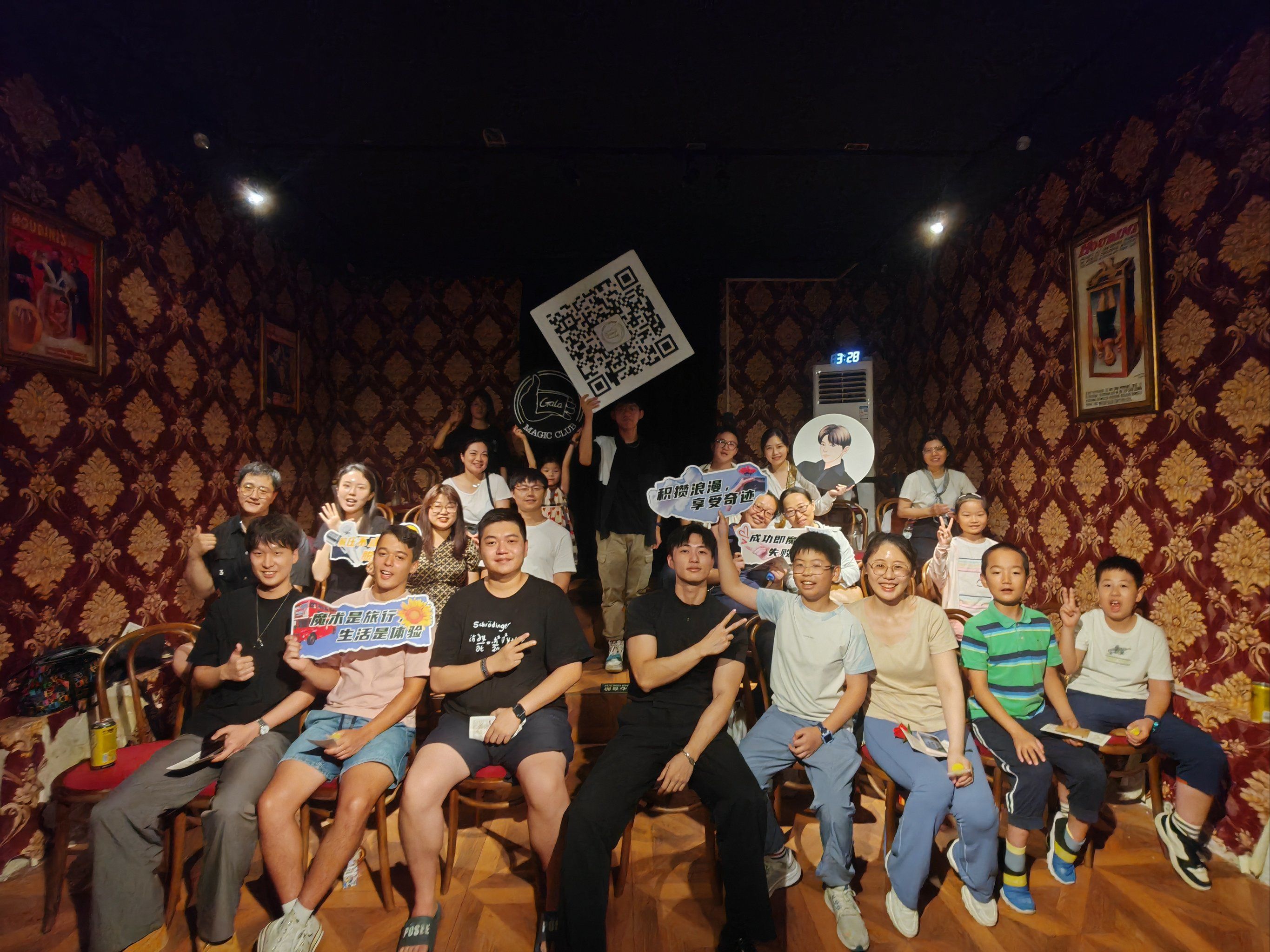 魔术师表现抢眼，技惊四座引发观众欢呼(魔术师表演大型魔术)