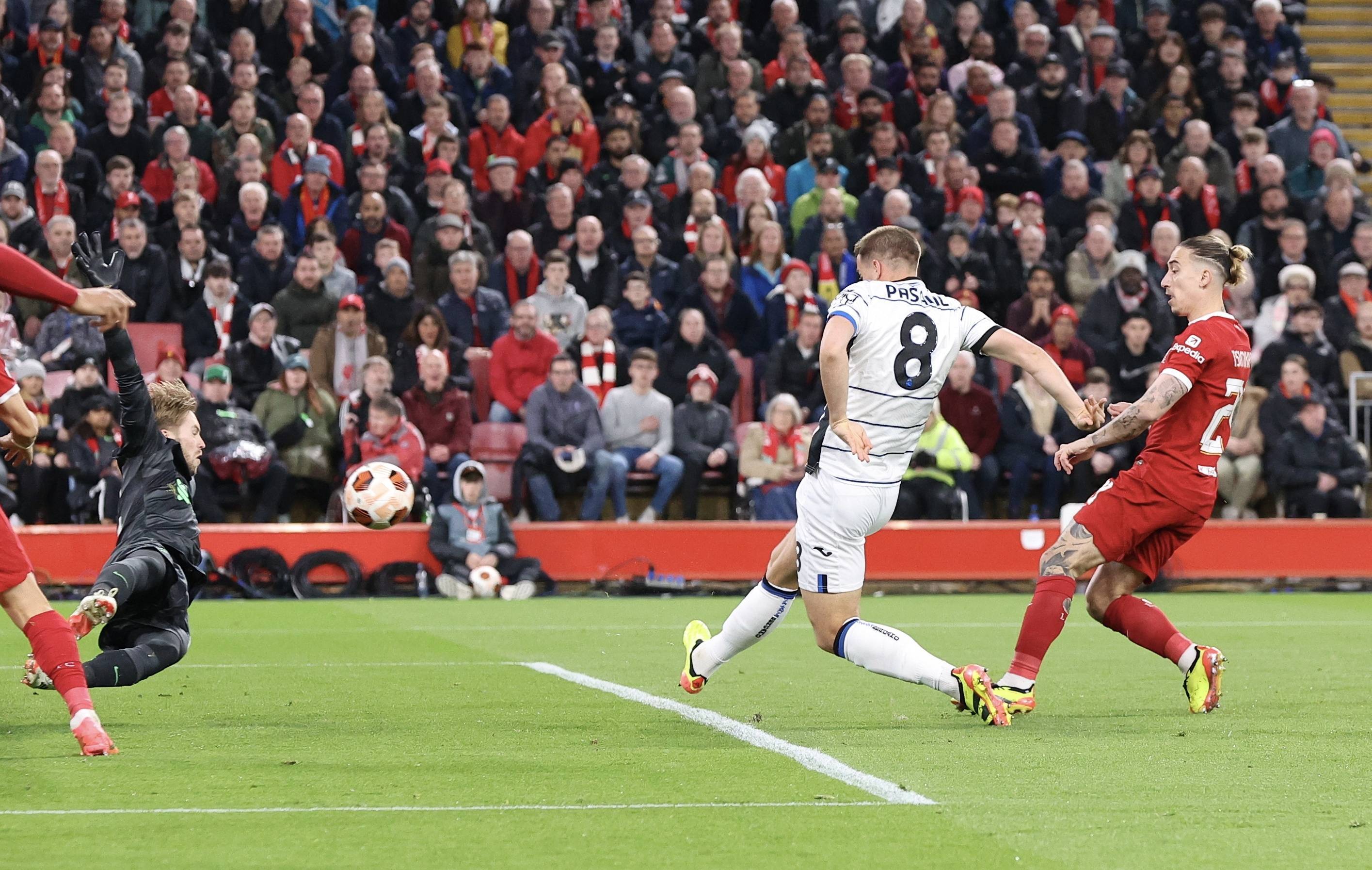 包含精彩的欧洲比赛，俱乐部足球迷狂欢的词条